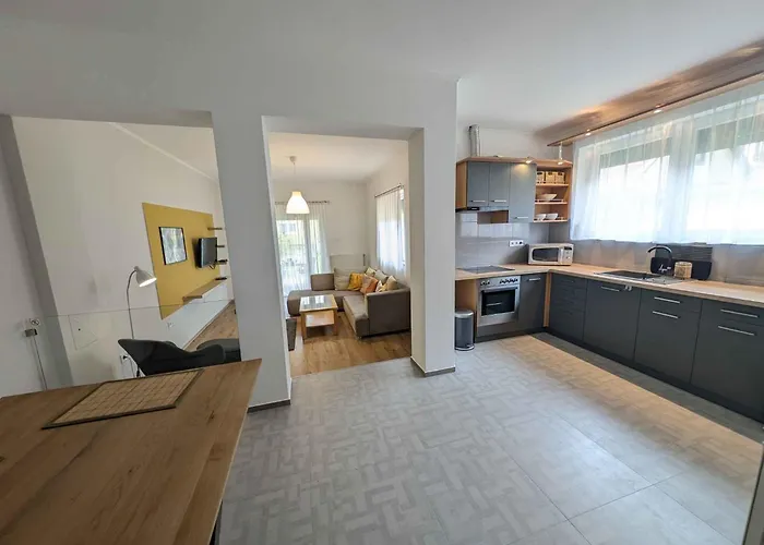 In 35176 Balatonfenyves